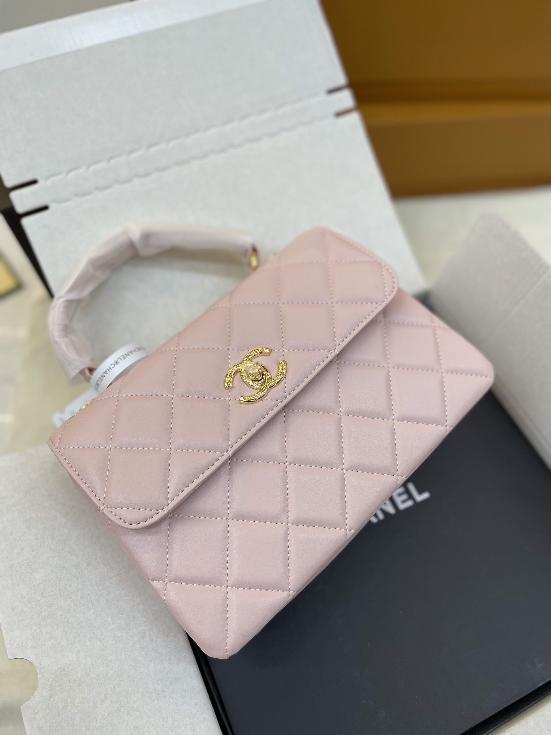Túi Xách Chanel Trendy Super Logo Plate Màu Trắng Size 26cm